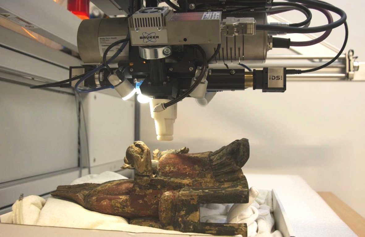 Na obrázku použití MA-XRF skeneru při neinvazivním průzkumu románské polychromované sošky – Madony typu Sedes Sapientiae z Musea Montanelli v Praze. © Laboratoř ALMA