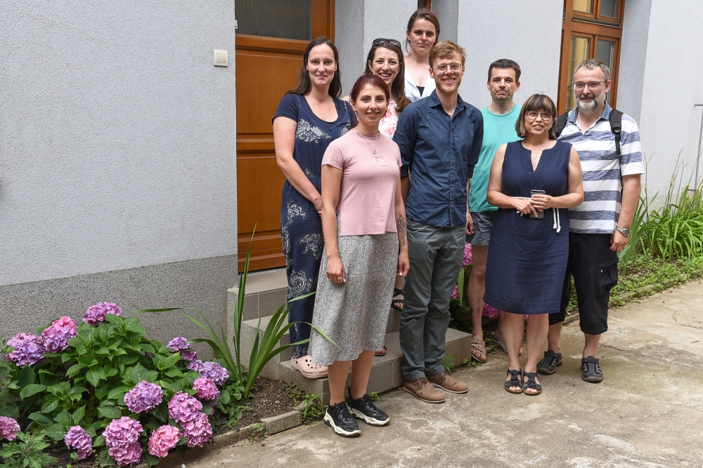 2.	Společná fotografie laboratoře ALMA s Joenem Hermansem před budovou ve Veletržní ulici v Praze.